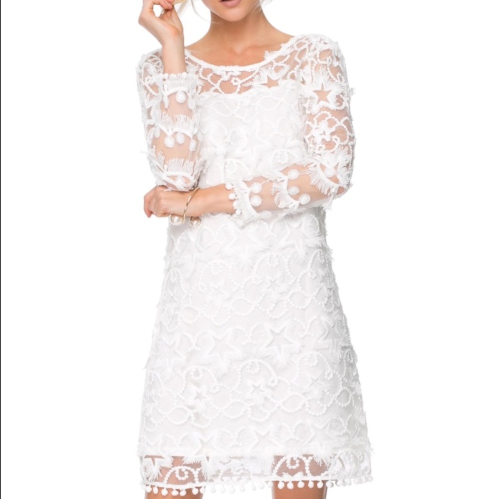 Backless sleeved lace dress